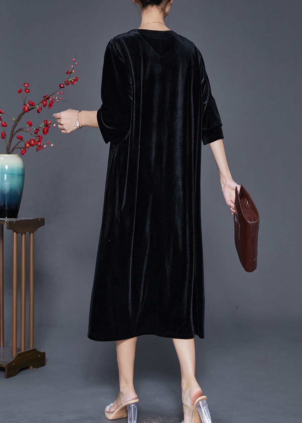 Beautifully Finished Dress in a Timeless Design