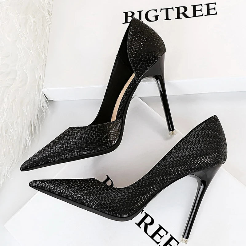 Effortlessly Elegant Heels with a Timeless Design