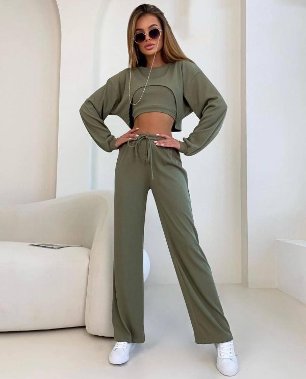 Effortlessly Elegant Trousers with a Timeless Design