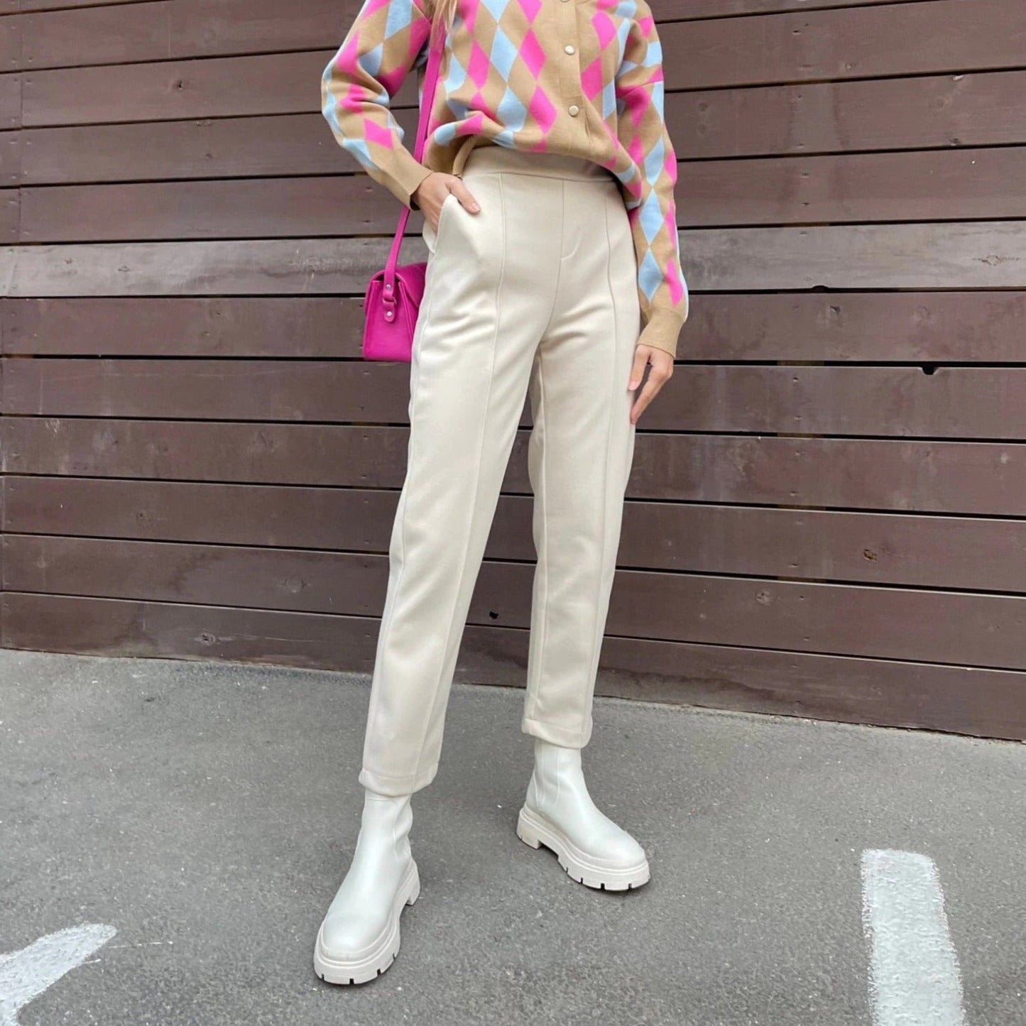 Effortlessly Elegant Pants with a Timeless Design