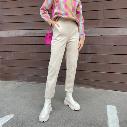 Effortlessly Elegant Pants with a Timeless Design