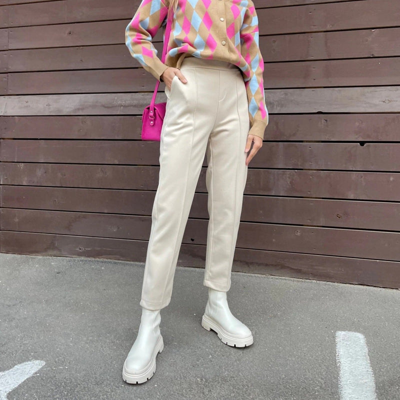 Effortlessly Elegant Pants with a Timeless Design