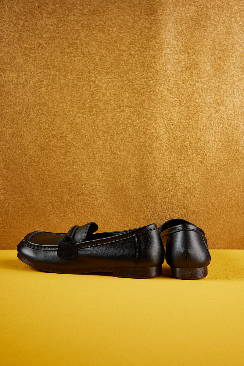 Effortlessly Elegant Garment with a Timeless Design
