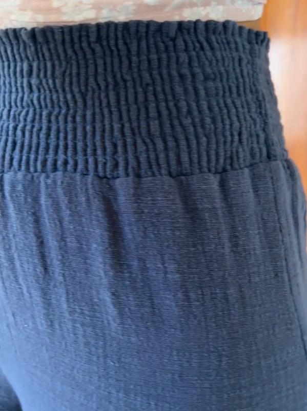 Effortlessly Elegant Trousers with a Timeless Design