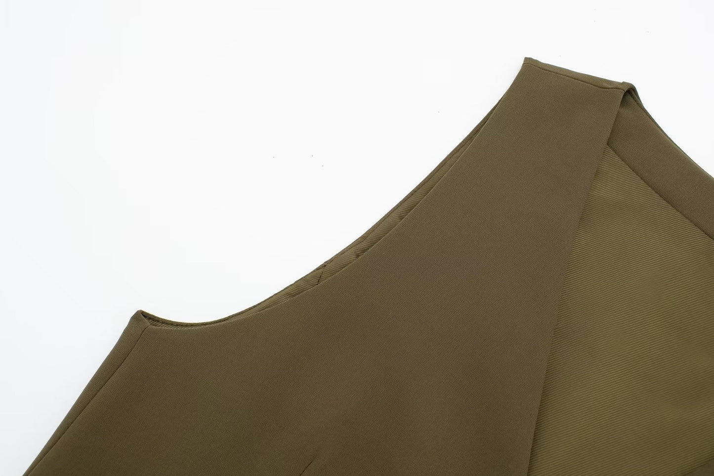 Effortlessly Elegant Trousers with a Timeless Design