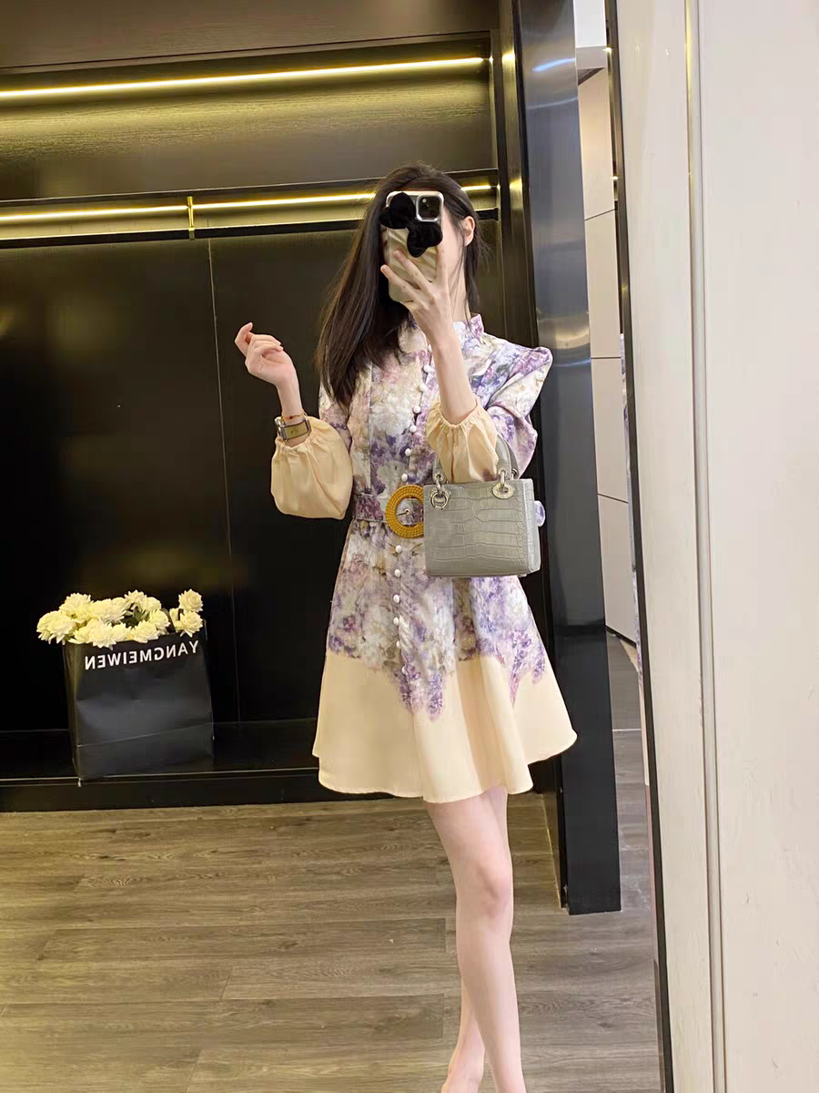 Effortlessly Elegant Dress with a Timeless Design