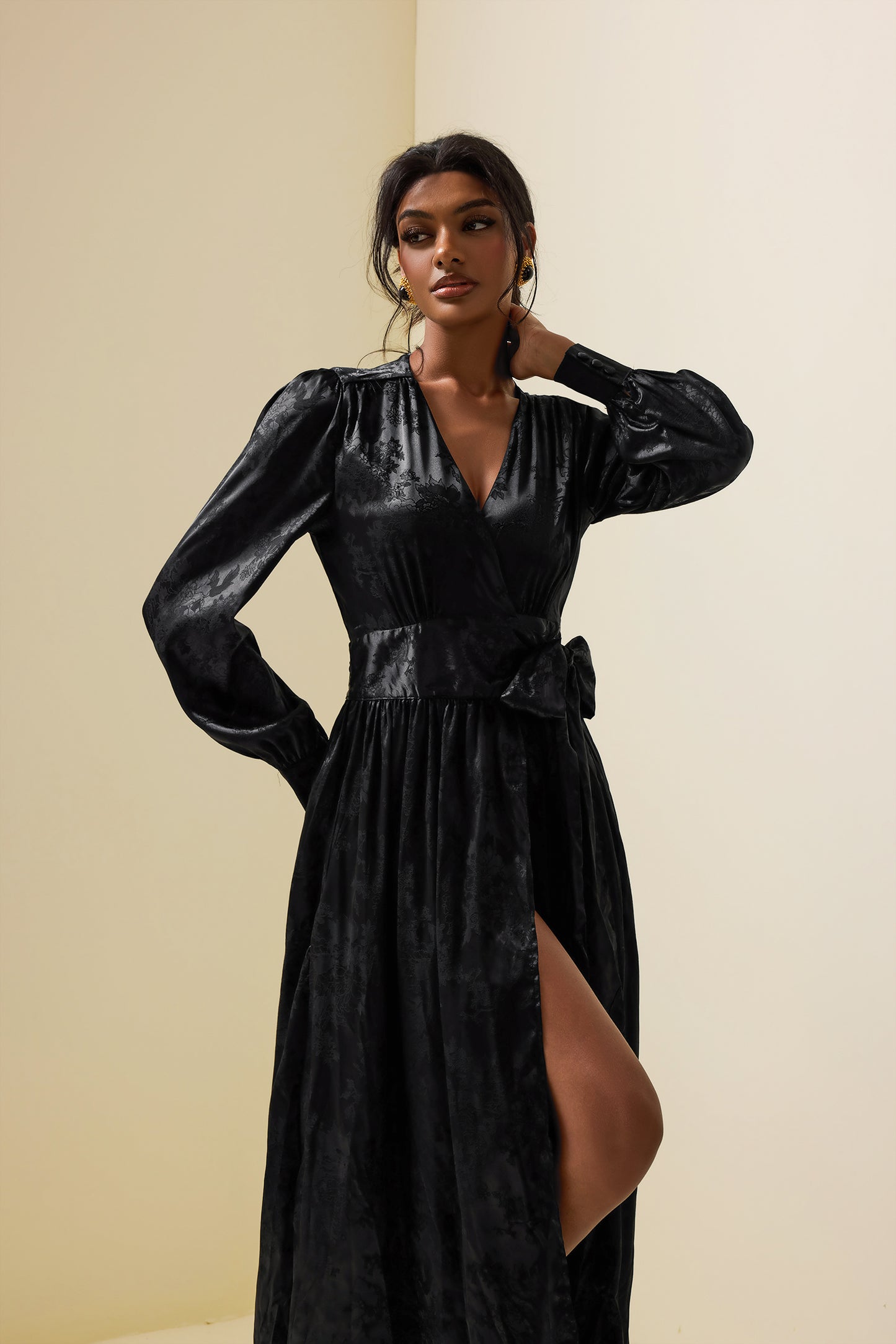 Effortlessly Elegant Dress with a Timeless Design