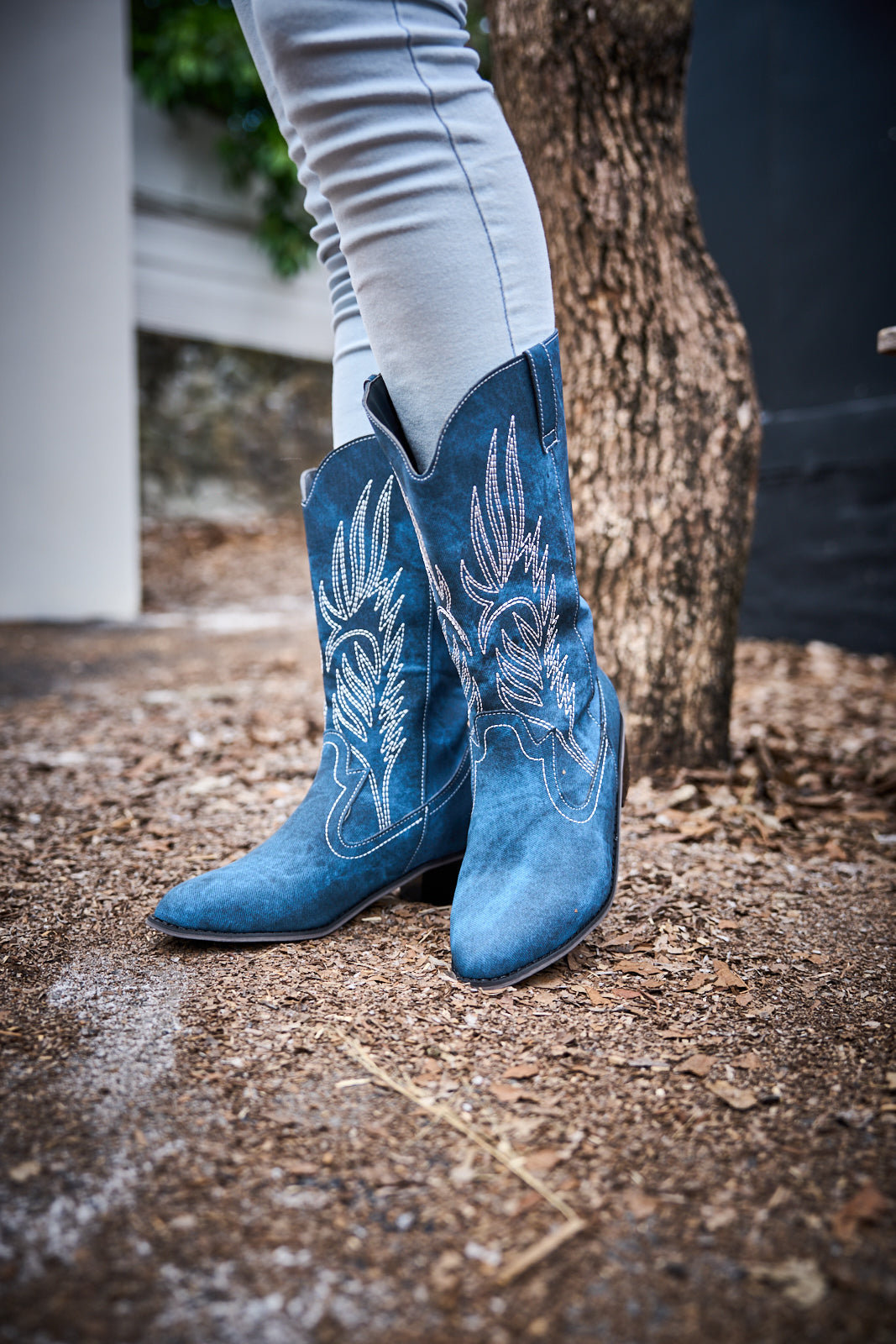 Effortlessly Elegant Boots with a Timeless Design
