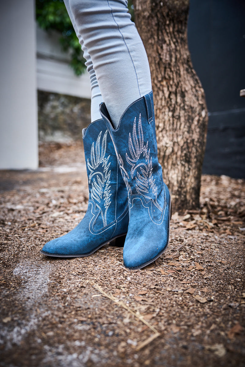Effortlessly Elegant Boots with a Timeless Design
