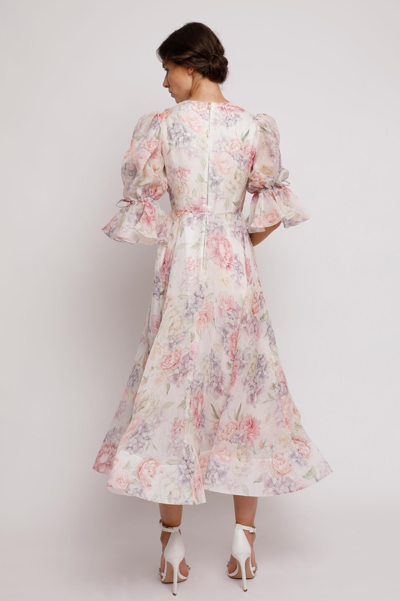 Well Tailored Dress with a Graceful Silhouette