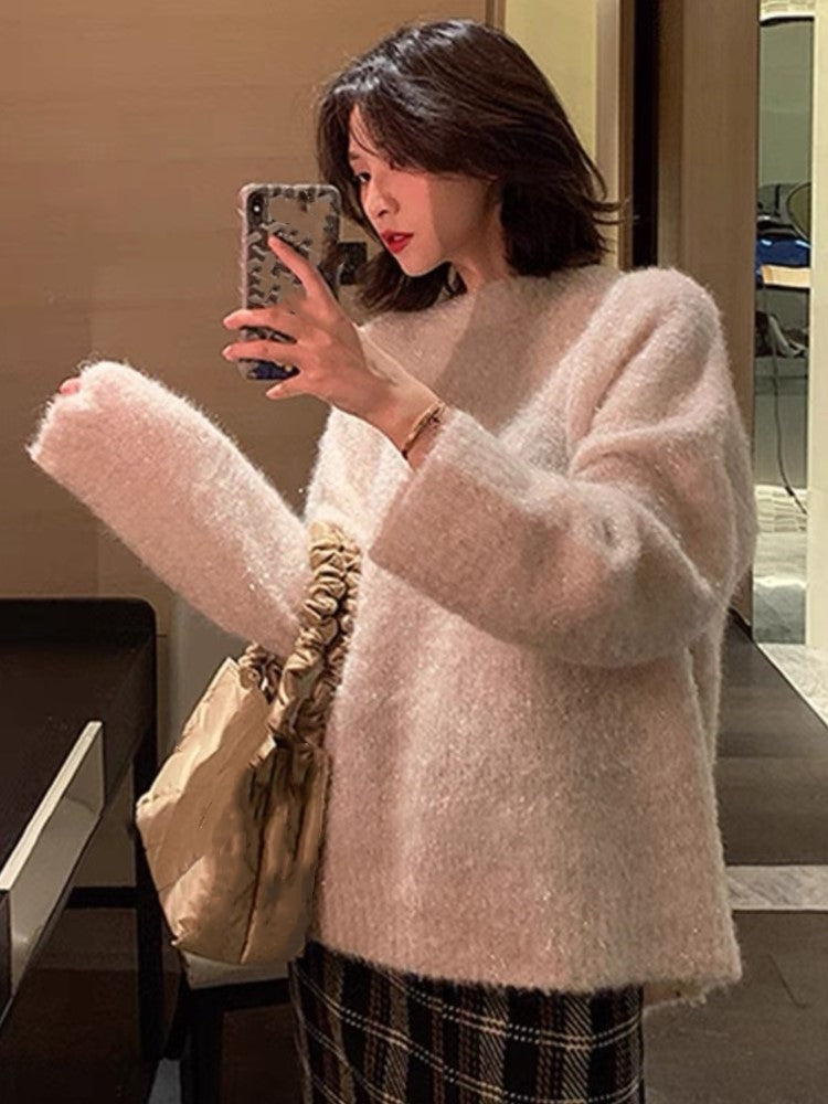 Effortlessly Elegant Sweater with a Timeless Design