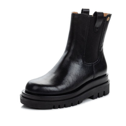 Well Tailored Boots with a Graceful Silhouette