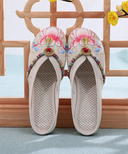 Effortlessly Elegant Sandals with a Timeless Design