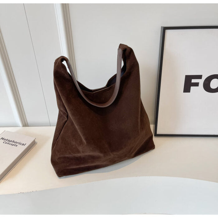 Well Tailored Bag with a Graceful Silhouette