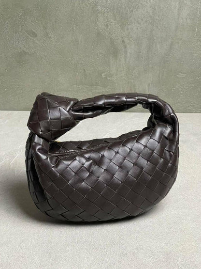 Well Tailored Bag with a Graceful Silhouette