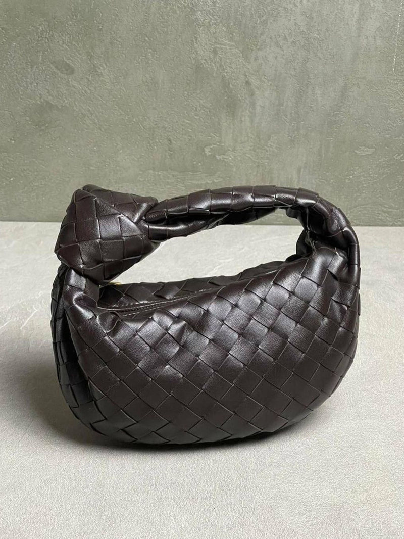 Well Tailored Bag with a Graceful Silhouette