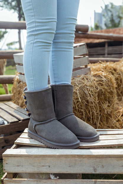 Effortlessly Elegant Boots with a Timeless Design
