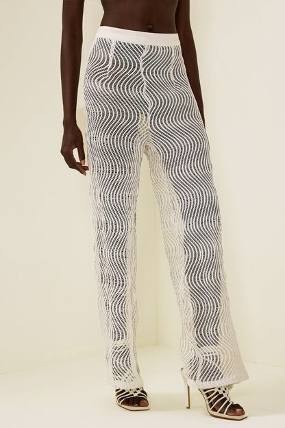 Effortlessly Elegant Pants with a Timeless Design