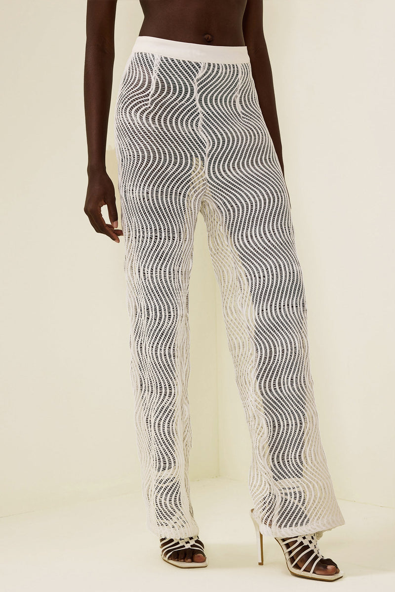 Effortlessly Elegant Pants with a Timeless Design