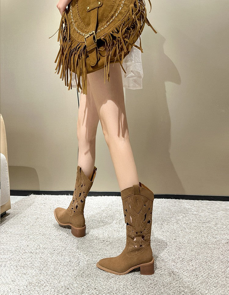 Effortlessly Elegant Boots with a Timeless Design