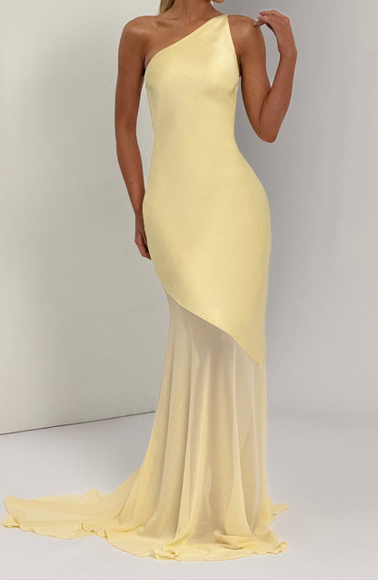 Sophisticated Garment with a Clean Classic Look