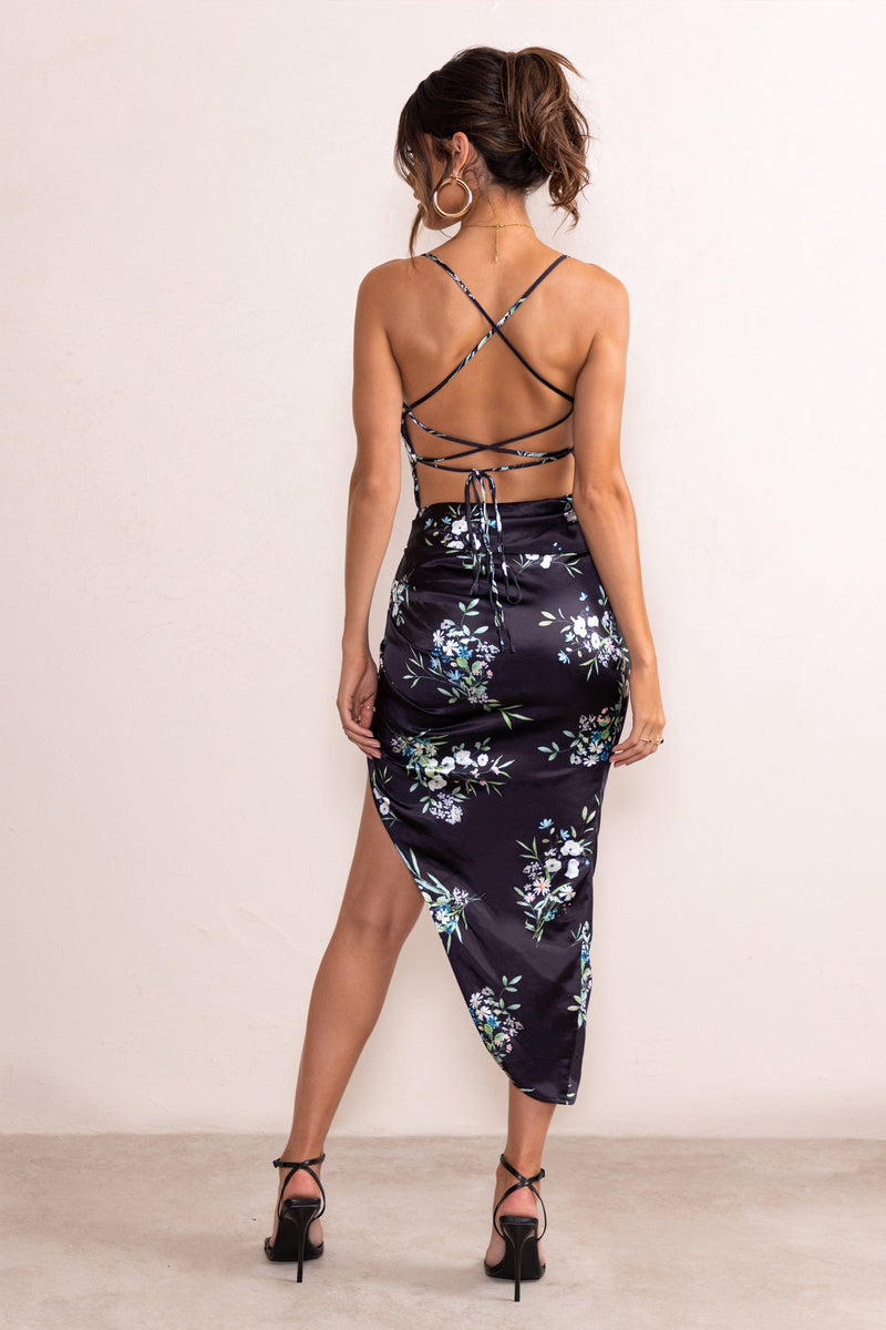 Gracefully Styled Dress for Any Occasion