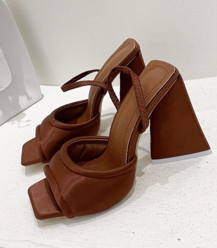 Classic Vintage Heels with a Flattering Fit
