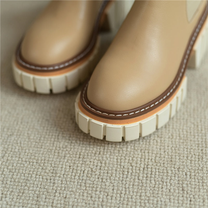 Effortlessly Elegant Boots with a Timeless Design