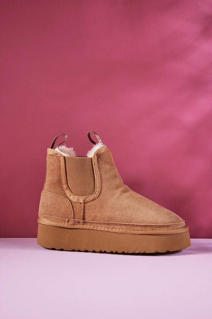 Effortlessly Elegant Boots with a Timeless Design