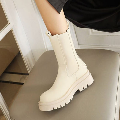 Well Tailored Boots with a Graceful Silhouette