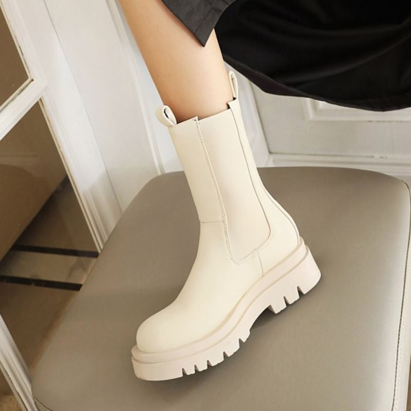 Well Tailored Boots with a Graceful Silhouette