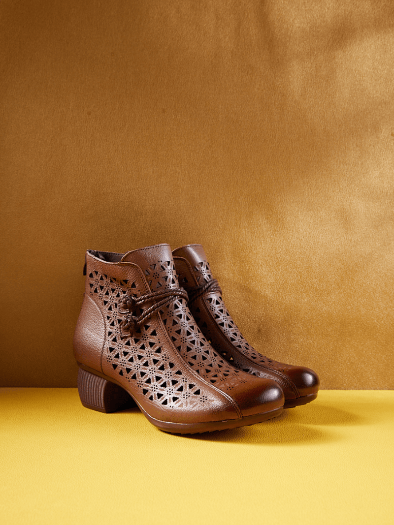 Effortlessly Elegant Boots with a Timeless Design