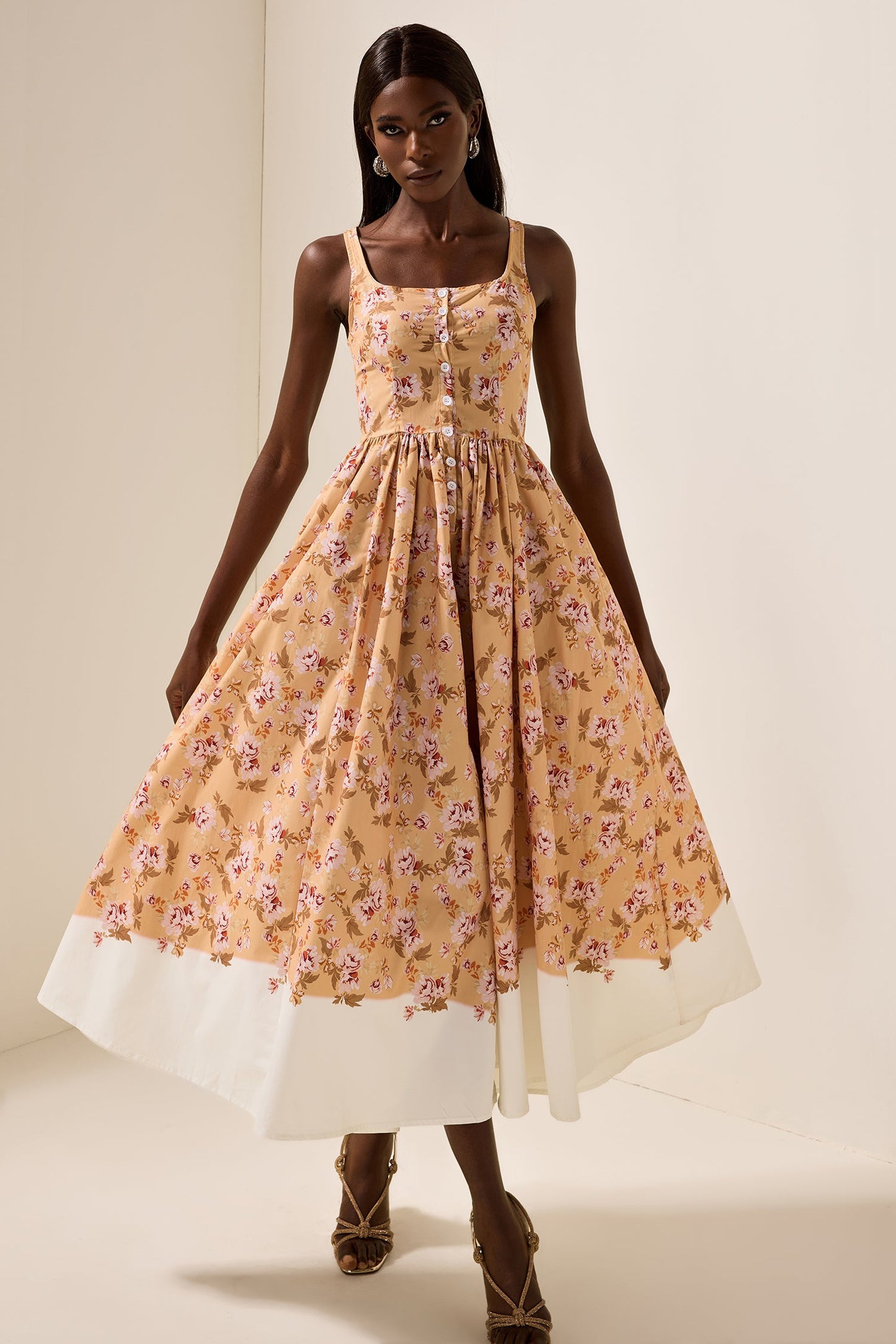 Effortlessly Elegant Dress with a Timeless Design