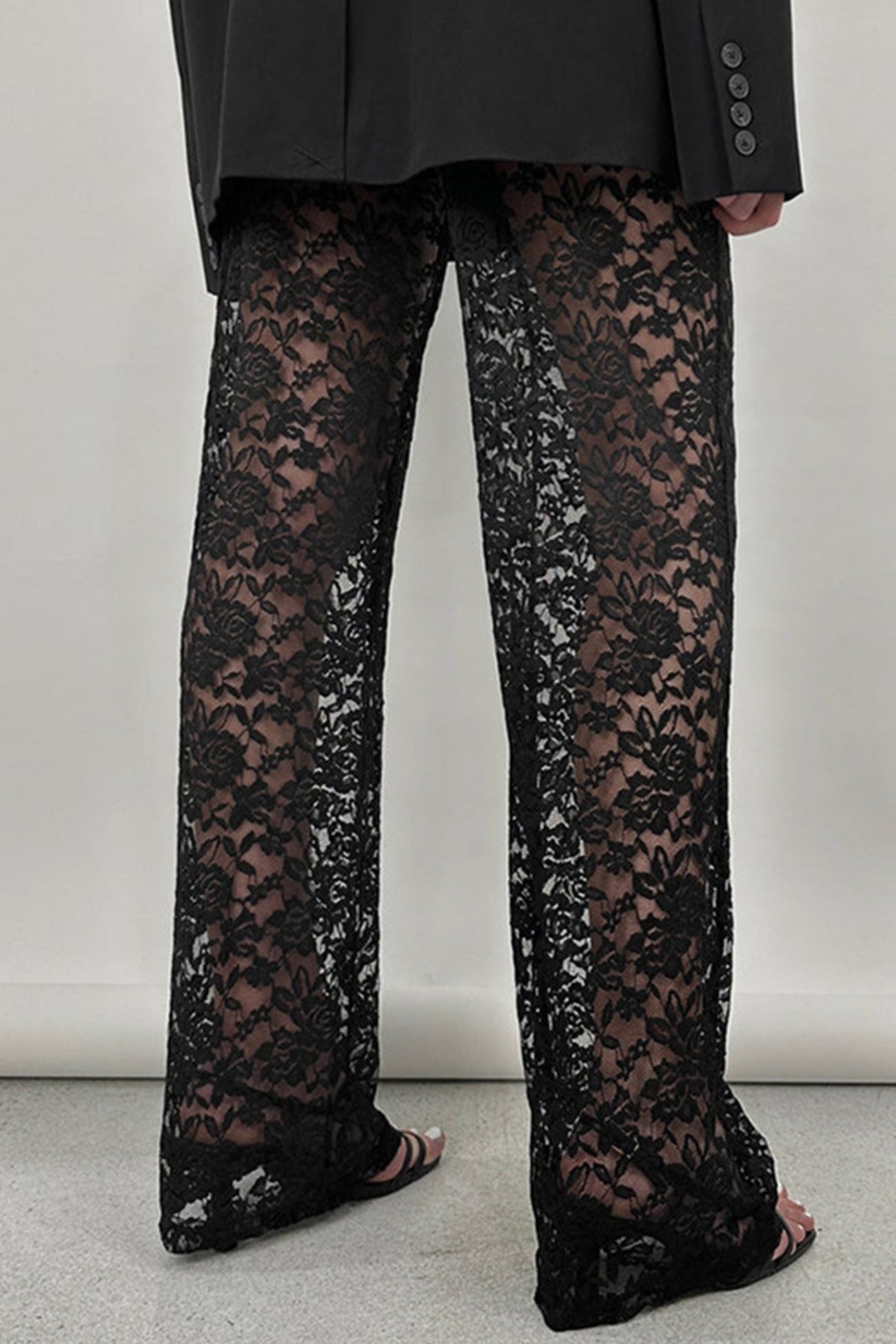 Effortlessly Elegant Pants with a Timeless Design