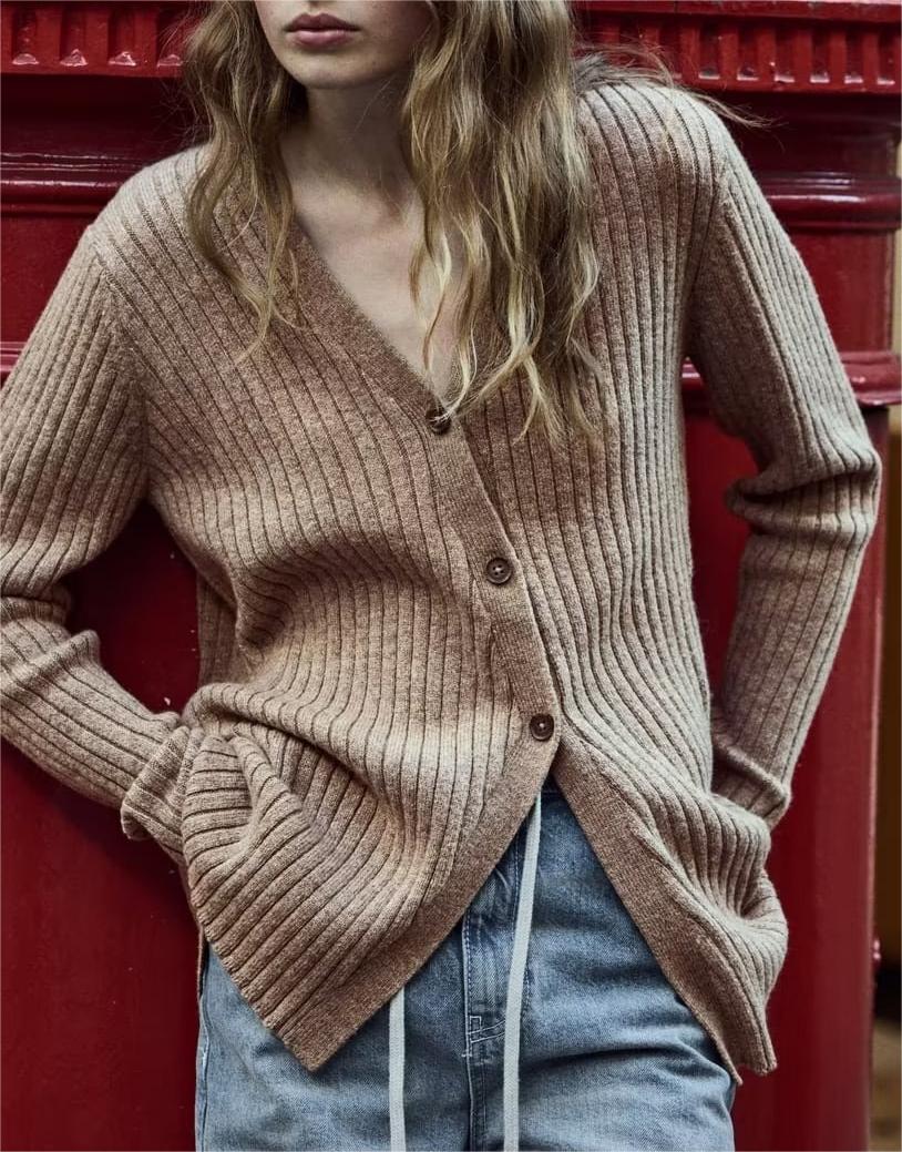 Effortlessly Elegant Cardigan with a Timeless Design