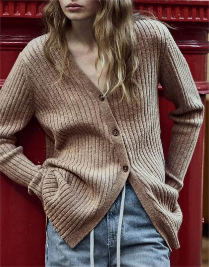 Effortlessly Elegant Cardigan with a Timeless Design