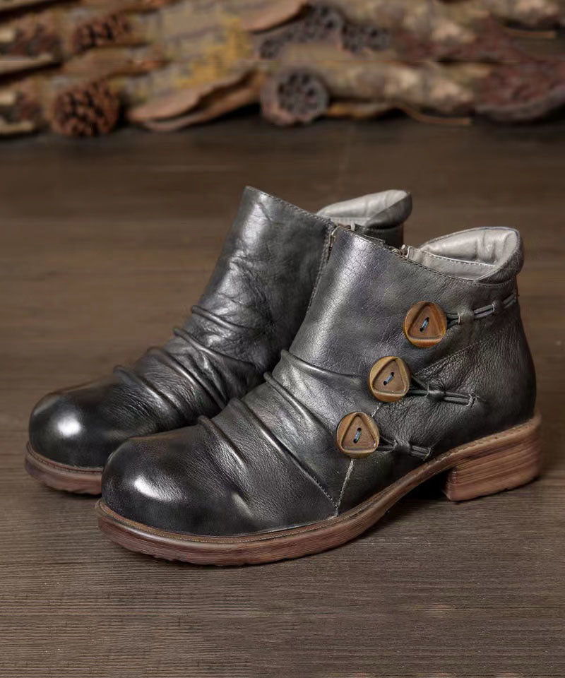 Effortlessly Elegant Boots with a Timeless Design