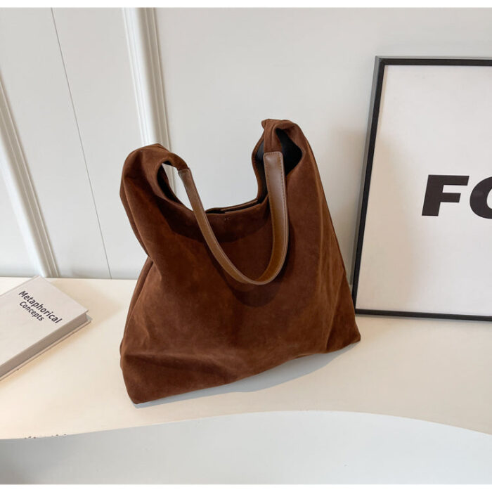 Well Tailored Bag with a Graceful Silhouette