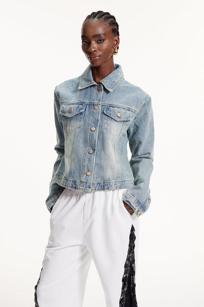 Effortlessly Elegant Jacket with a Timeless Design