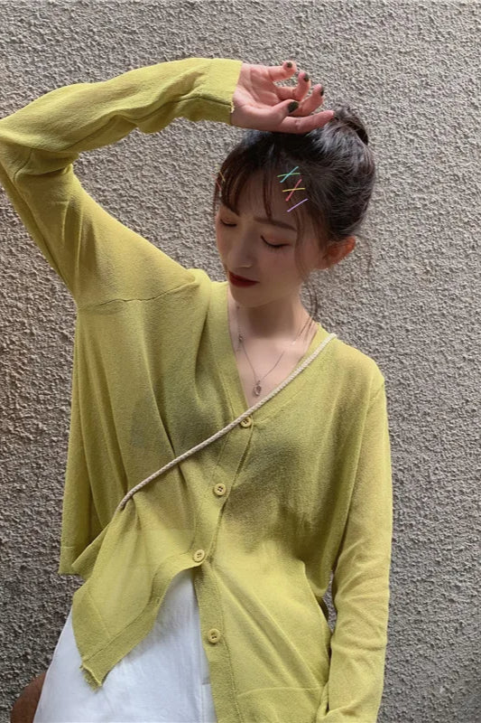 Well Tailored Cardigan with a Graceful Silhouette