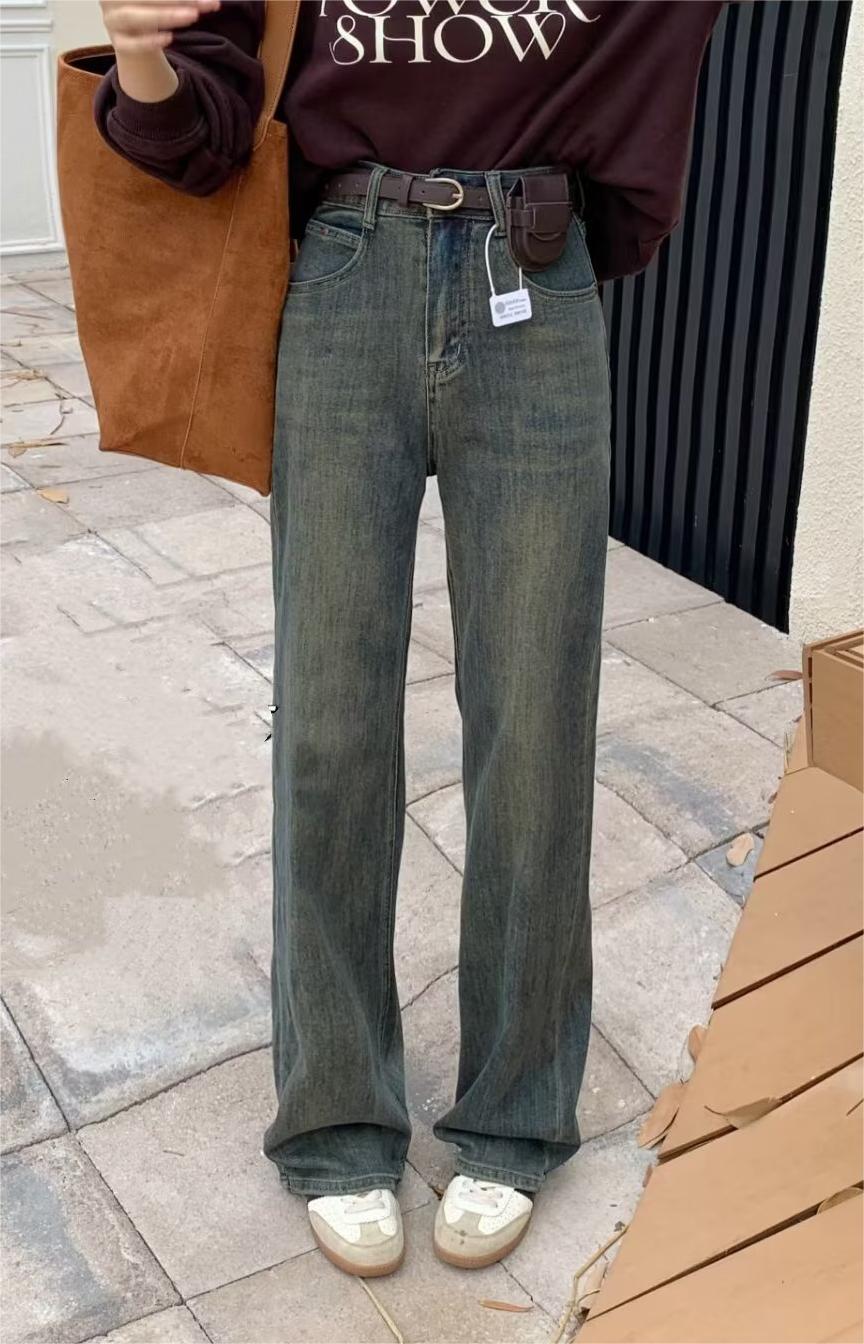 A Vintage Style Trousers with Delicate Timeless Details