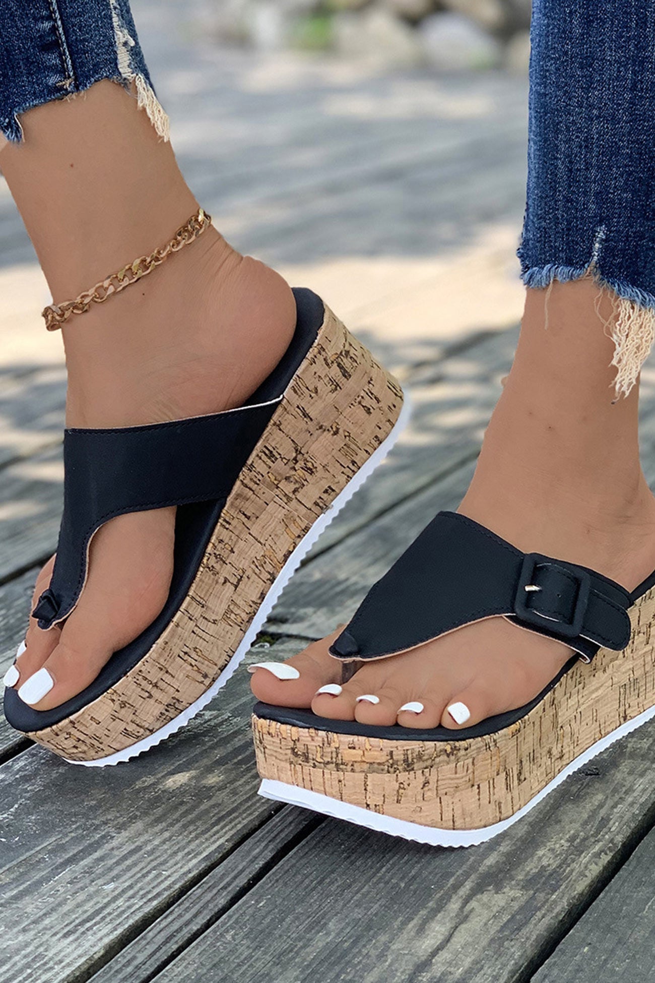 Effortlessly Elegant Sandals with a Timeless Design