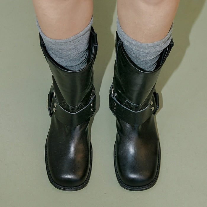 Well Tailored Boots with a Graceful Silhouette
