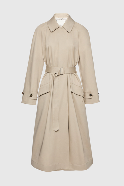Well Tailored Coat with a Graceful Silhouette