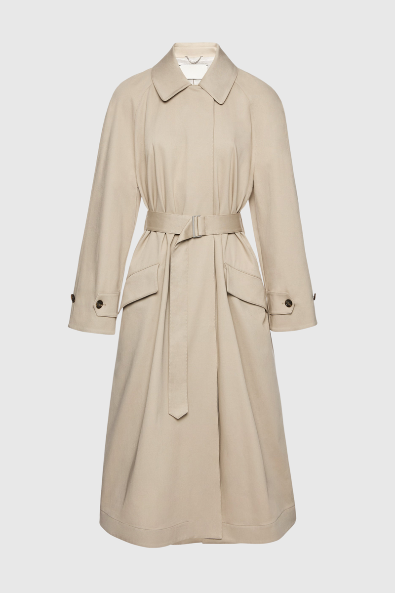 Well Tailored Coat with a Graceful Silhouette