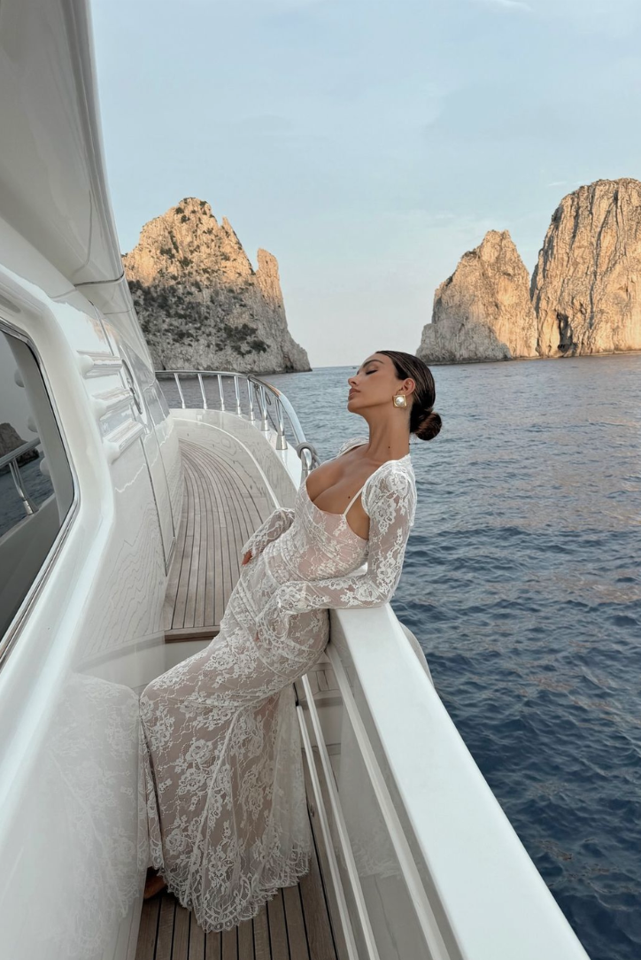 Well Tailored Dress with a Graceful Silhouette