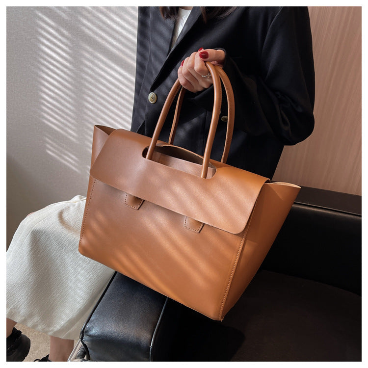 Well Tailored Bag with a Graceful Silhouette