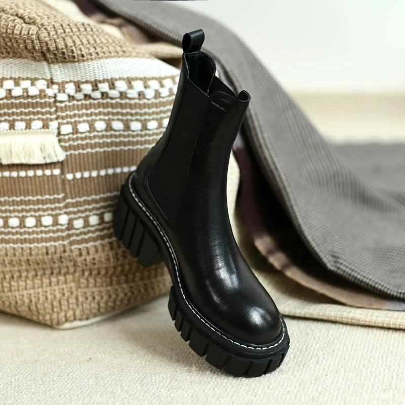 Effortlessly Elegant Boots with a Timeless Design