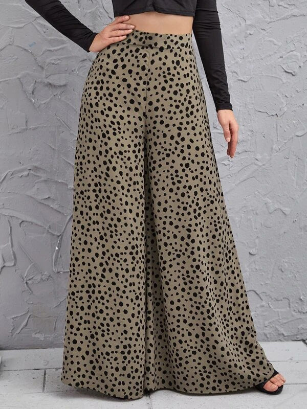 Elegantly Styled Trousers for Everyday Wear