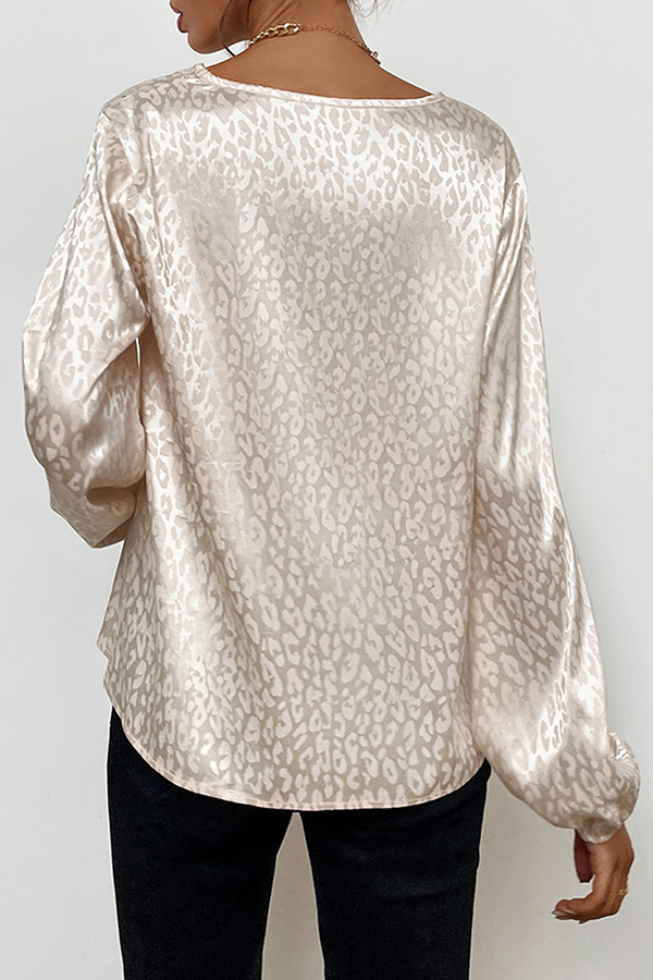 Effortlessly Elegant Blouse with a Timeless Design